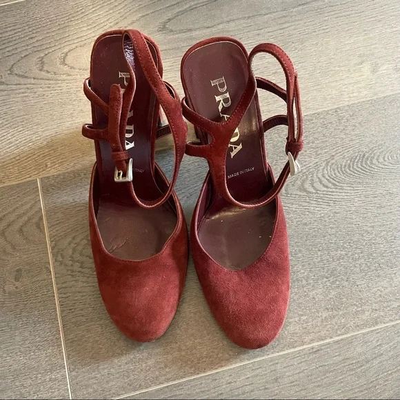 パンプス PRADA BURGUNDY SUEDE PUMPS Prada Burgundy Suede Pumps | WE IN STYLE